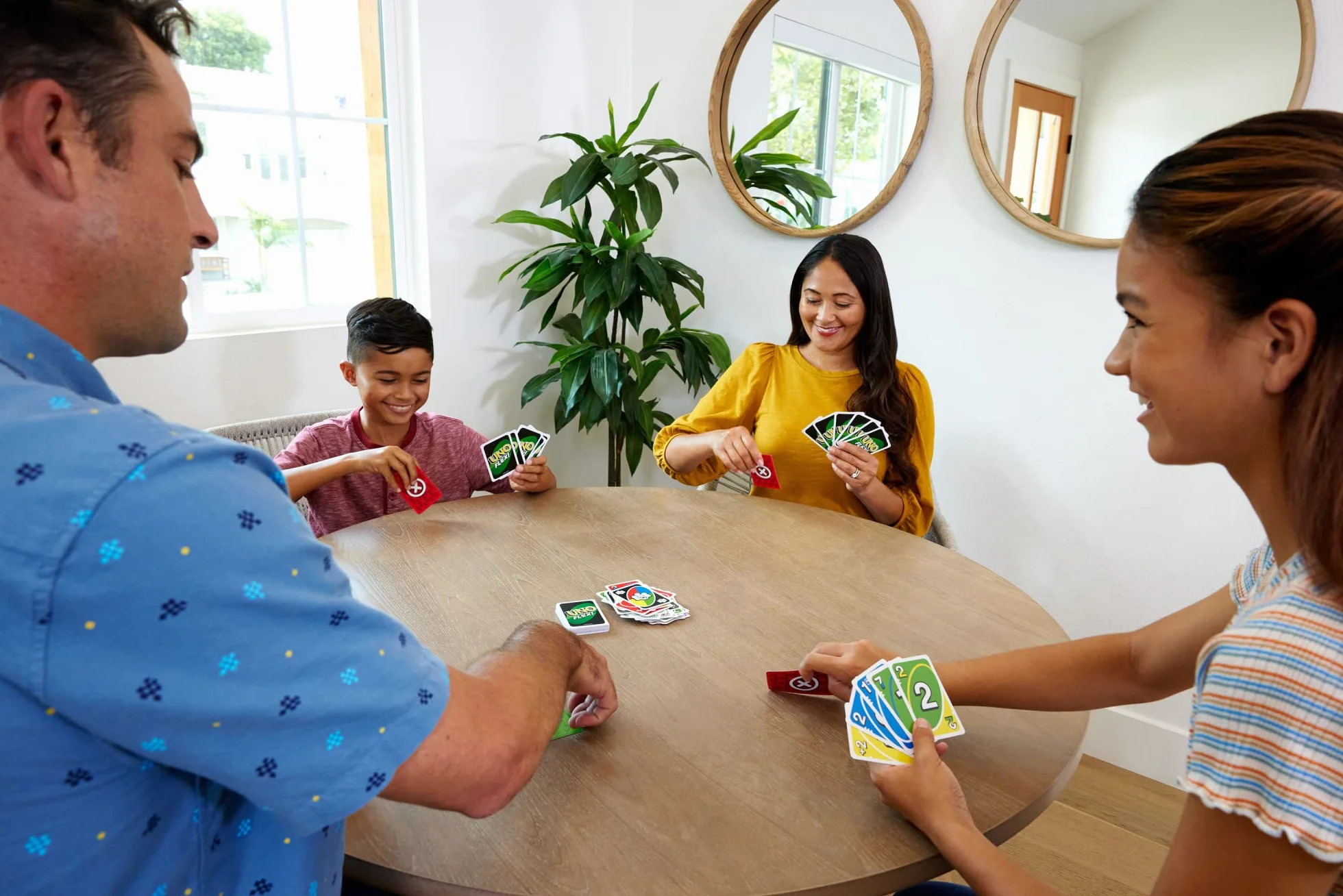 UNO Flex Card Game, Fun Games for Adult and Party Game Night, 2 to 8 Players, HMY99